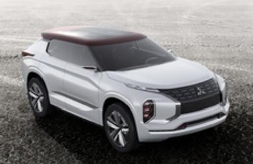 Mitsubishi представила кроссовер с тремя электромоторами