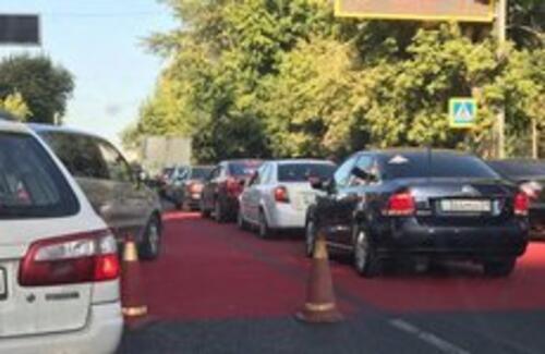 На дорогах Казахстана появились разноцветные полосы