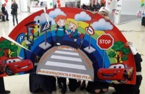 Японский робот Тойо обучает детей правилам дорожного движения