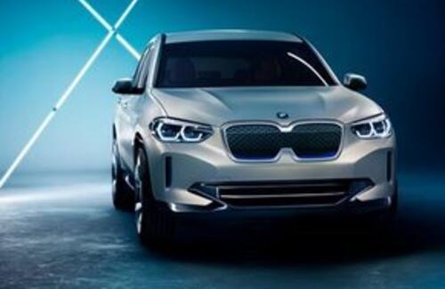 BMW показала кроссовер с новыми “ноздрями” 