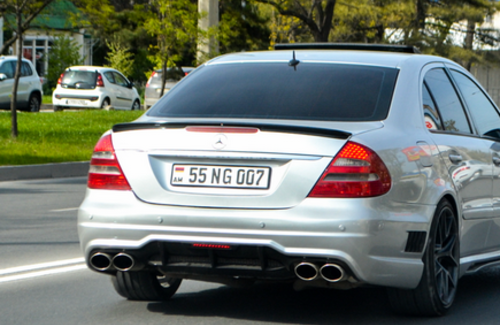 Автовладельцам машин с армянскими номерами придется выезжать в Армению