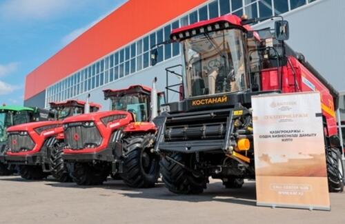 Первые тракторы "Кировец" и комбайн "ESSIL" выдали по программе льготного лизинга в Костанае